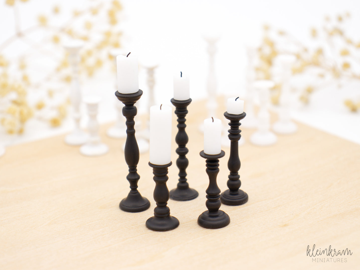 Kerzenständer "Lieselotte" & Blockkerzen — 10er Set — 1:12 Miniatur