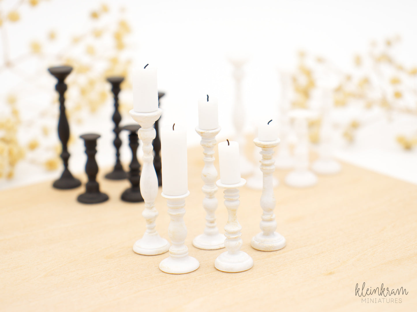 Kerzenständer "Lieselotte" & Blockkerzen — 10er Set — 1:12 Miniatur