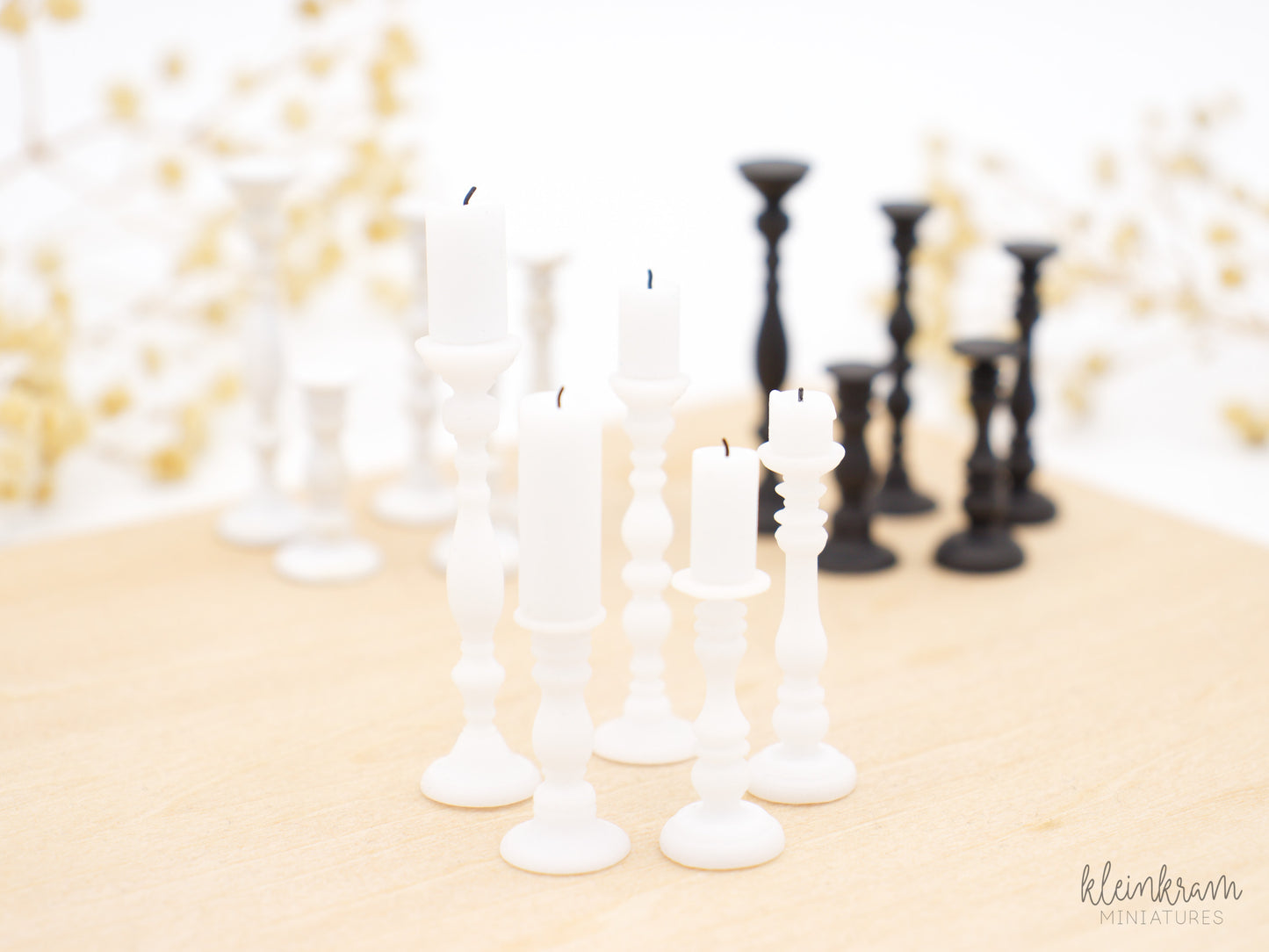 Kerzenständer "Lieselotte" & Blockkerzen — 10er Set — 1:12 Miniatur