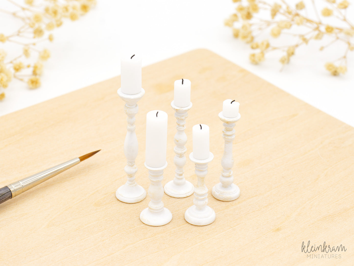 Kerzenständer "Lieselotte" & Blockkerzen — 10er Set — 1:12 Miniatur