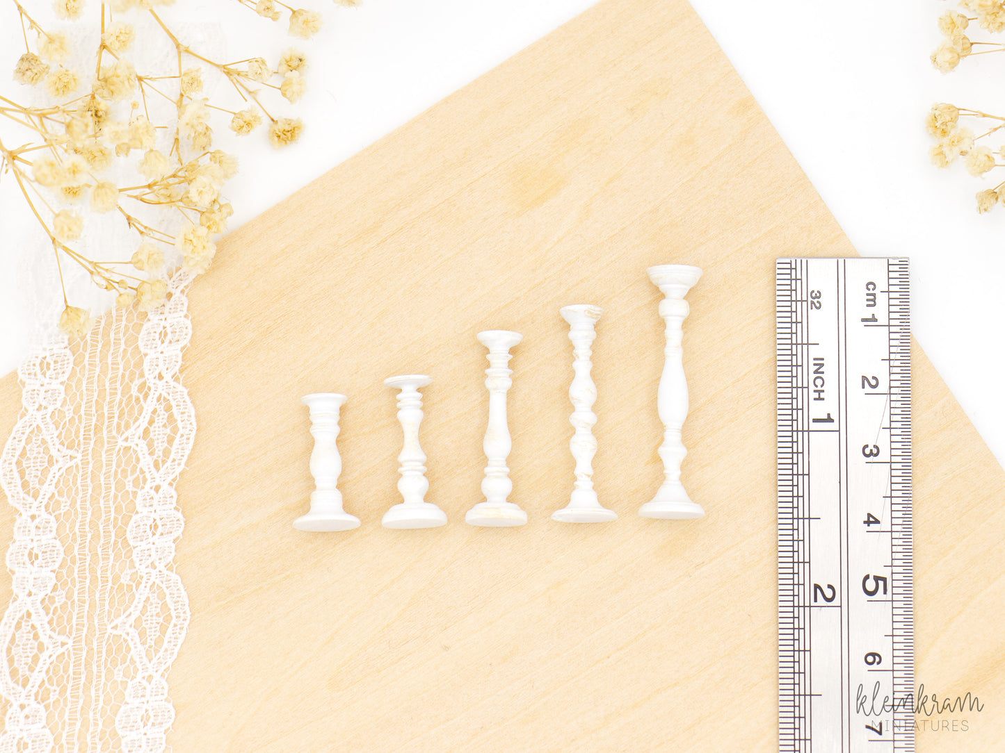 Kerzenständer "Lieselotte" & Blockkerzen — 10er Set — 1:12 Miniatur