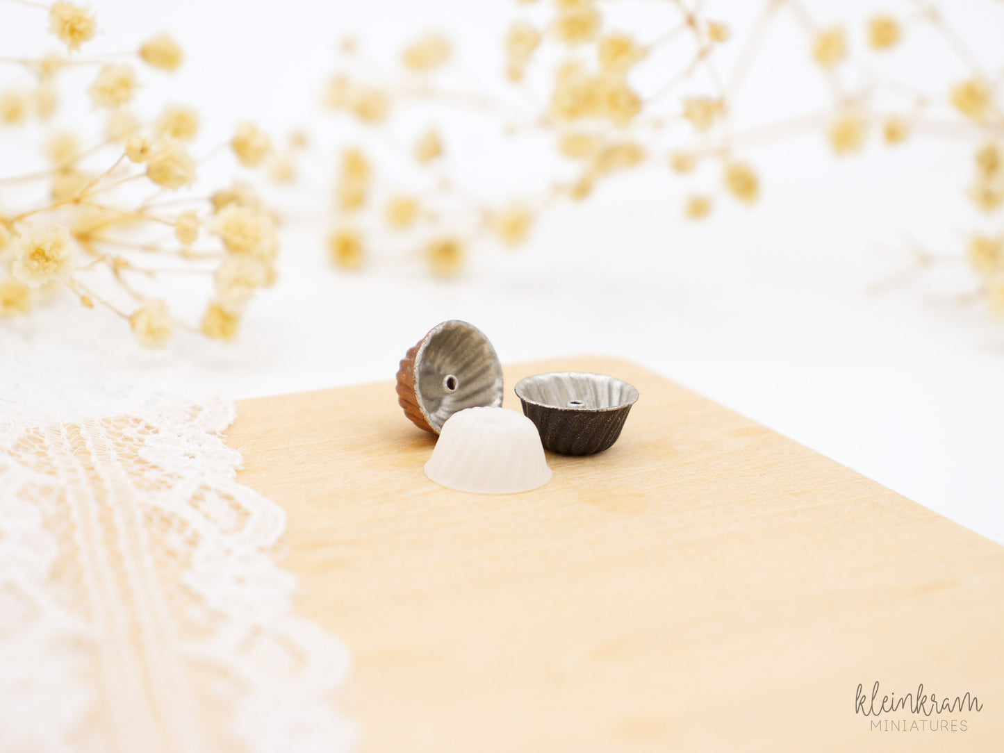 Miniature bundt cake baking mould in 1:24 scale in the variants unpainted (DIY), black and copper