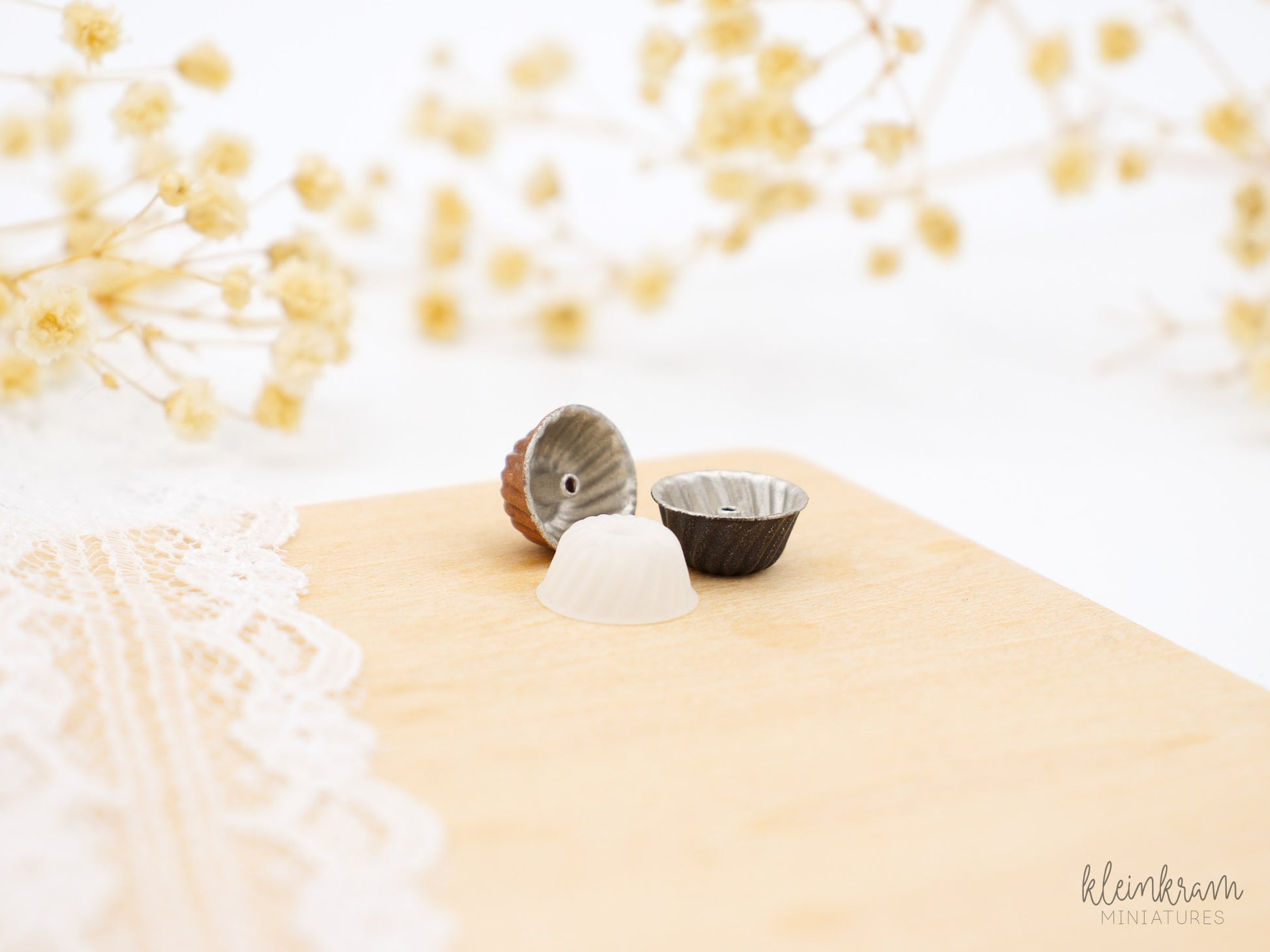 Miniature bundt cake baking mould in 1:24 scale in the variants unpainted (DIY), black and copper