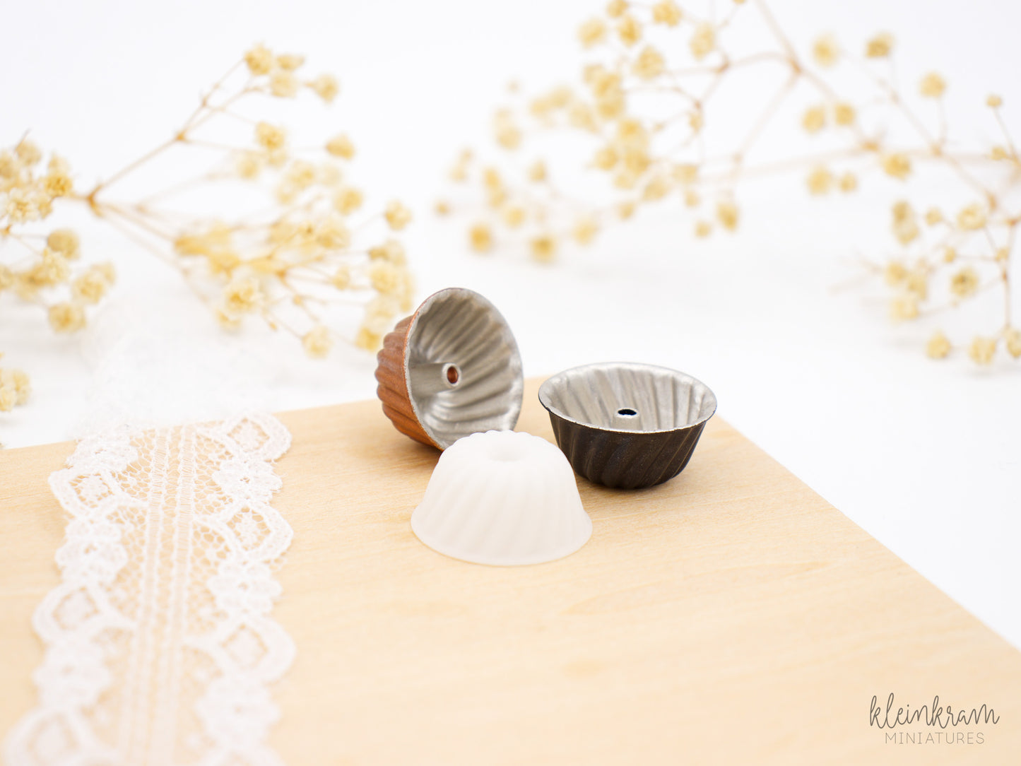 Miniature bundt cake baking moulds in 1:!2 scale in the variants unpainted (DIY), black and copper