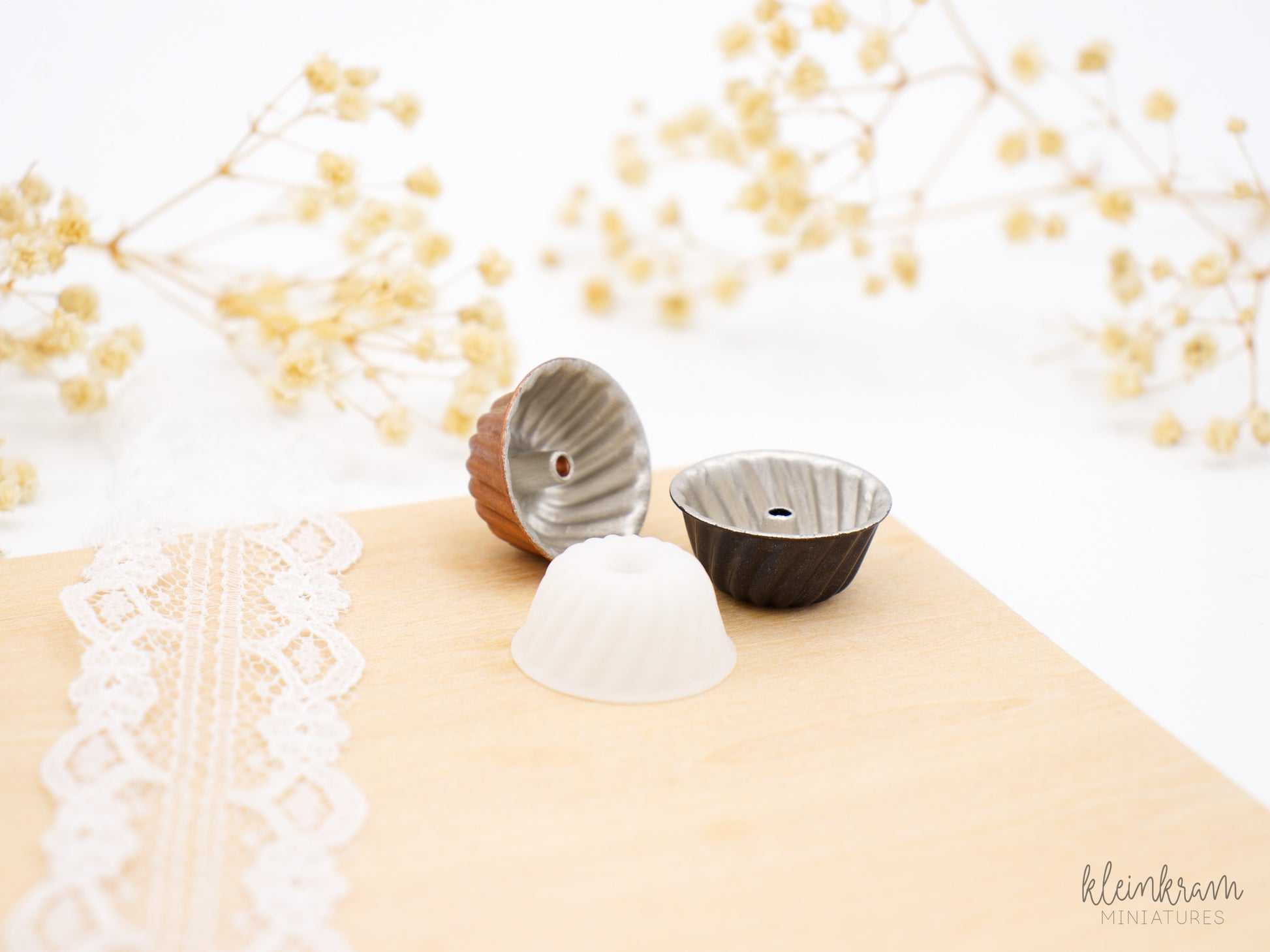 Miniature bundt cake baking moulds in 1:!2 scale in the variants unpainted (DIY), black and copper