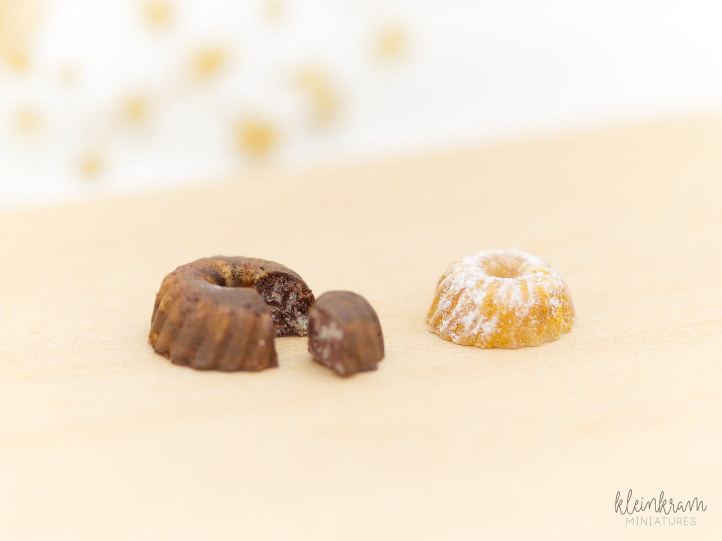 Miniature bundt cakes in 1:16/1:18 scale made from silicone mould