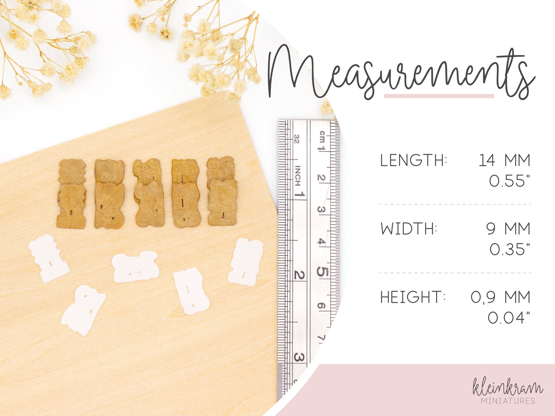 Measurements of miniature speculaas christmas cookies in 1:6 scale