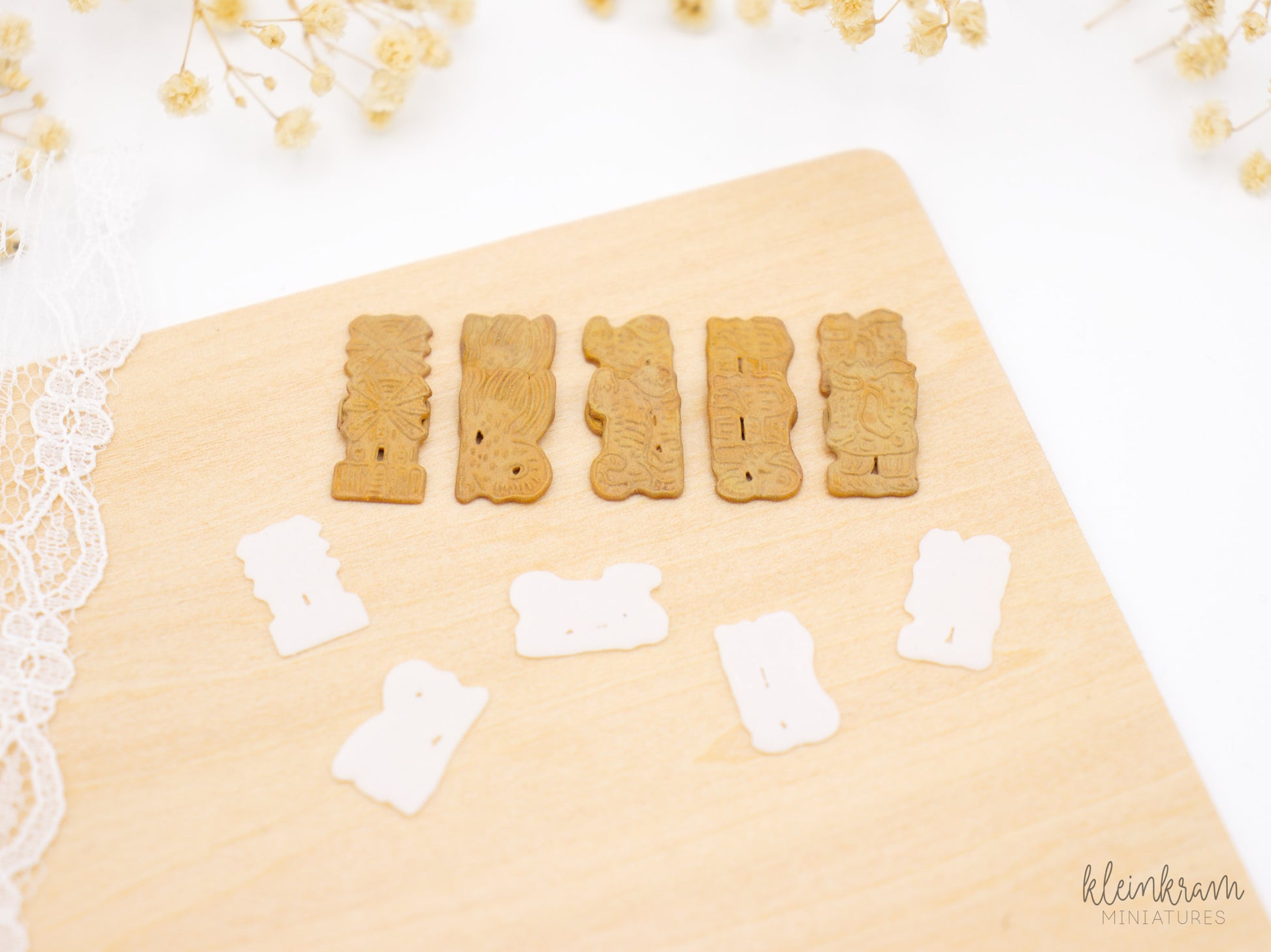 Miniature speculaas christmas cookies in 1:6 scale (painted and unpainted variant)